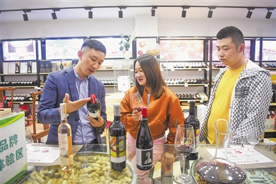 <p>　　推介會上，杜俊瓊向客戶推介來自寧夏的葡萄酒品牌。</p>