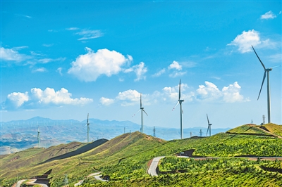 <p>　　華電海原南華山風電場，一座座龐大的風力發電機下綠意盎然。（資料圖片）　　　　　　　　　　　　　　　　　　本報記者　馬楠　攝</p>