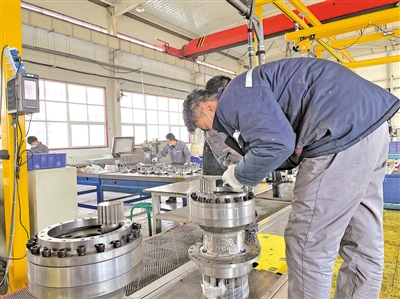 <p>　　2021年，銀川威力傳動增資擴產、加大研發投入，在風電齒輪箱和電機、工程機械齒輪箱等行業大展拳腳、開疆拓土。　　　　　　　　　　　　　　　　　　本報記者　楊曉秋　攝</p>