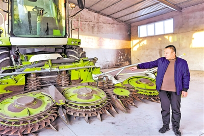 <p>　　呂鳳龍查看農機機械。</p>