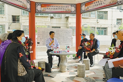 <p>　　庭院微黨課。</p>