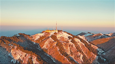 <p>　　羅山之巔。</p>