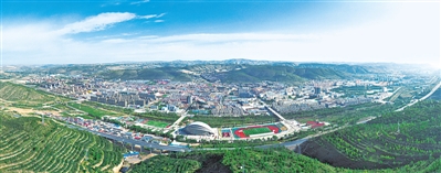 <p>　　青翠環(huán)繞的西吉縣城。</p>