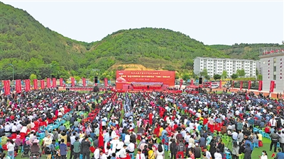 <p>　　干部職工歌詠比賽。</p>
