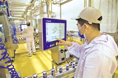 <p>　　員工查看設備運行狀態。</p>