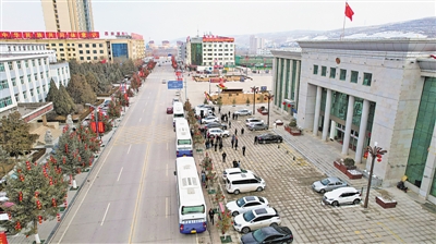 <p>　　組織車輛集中輸送務工人員。</p>