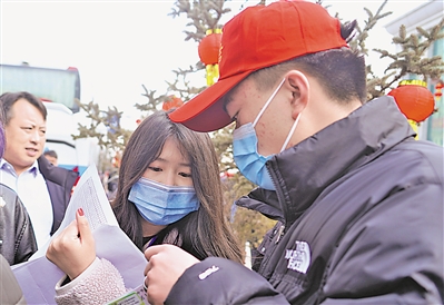<p>　　清點務工人員名單。</p>
