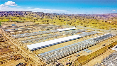 <p>　　正在建設的光明牧業萬頭奶牛養殖基地。</p>