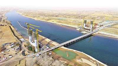 <p>　　建設中的中衛下河沿黃河大橋。</p>