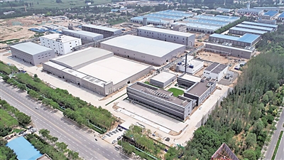<p>　　吳忠市金積工業(yè)園區(qū)盤活利用閑置土地，引入上方生物科技有限公司。</p><p>　　自治區(qū)自然資源廳以助推高質(zhì)量發(fā)展為主題，以土地權(quán)改革為抓手，持續(xù)深入開展批而未供和閑置土地盤活利用專項(xiàng)行動(dòng)，實(shí)行批而未供和閑置土地處置與土地利用計(jì)劃分配、新增建設(shè)用地報(bào)批掛鉤，借助全區(qū)建設(shè)用地節(jié)約集約利用評(píng)價(jià)監(jiān)管平臺(tái)，全面梳理摸排批而未供和閑置土地“底數(shù)清單”，為每個(gè)閑置低效地塊“量身定制”盤活出路，推進(jìn)閑置土地“再開發(fā)促增值”。截至今年7月底，全區(qū)已盤活利用批而未供和閑置土地3.916萬畝，其中處置批而未供土地2.803萬畝，處置閑置土地1.113萬畝。通過“增存掛鉤”機(jī)制，存量用地折算新增建設(shè)用地指標(biāo)1.532萬畝。</p><p>　　本報(bào)記者　　張瑛　　　</p><p>　?。▓D片由自治區(qū)自然資源廳提供）</p>