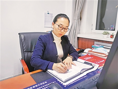 <p>　　　　自治區(qū)人大代表丁鶴。</p><p>　　　　（圖片由受訪者提供）　</p>