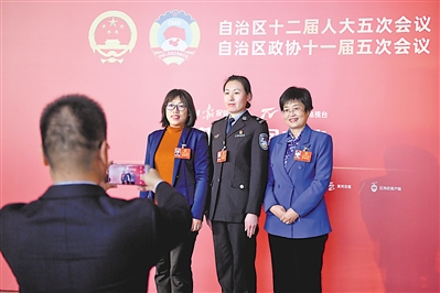 <p>　　基層代表會后合影留念。</p>