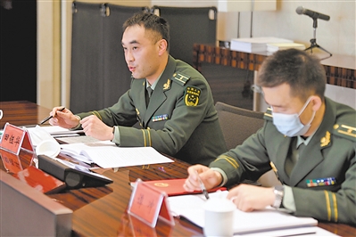 <p>　　自治區人大代表田鈺華（左）在分組審議時發言。　　　　　　　　　　　　本報記者　馬楠　黨碩　攝</p>