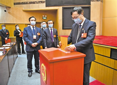 <p>　　投下莊嚴一票。</p>