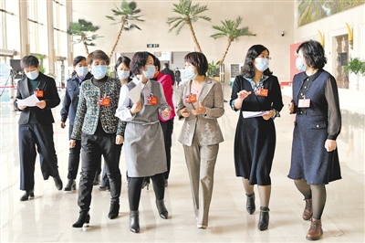 <p>　　人大代表意氣風發步入會場。</p>