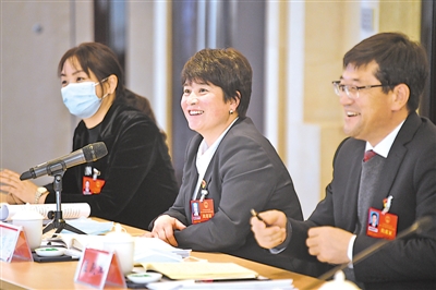 <p>　　代表們圍繞政府工作報告暢所欲言。</p>