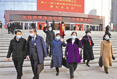 <p>　　走出會場的委員們信心滿懷。</p>