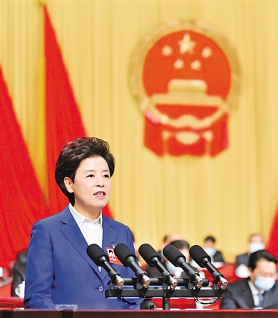 <p>　　1月20日，自治區(qū)第十二屆人民代表大會(huì)第五次會(huì)議在銀川開(kāi)幕，自治區(qū)主席咸輝作政府工作報(bào)告。　　　　　　　　　　　　　　　本報(bào)記者　王鼎　攝</p>
