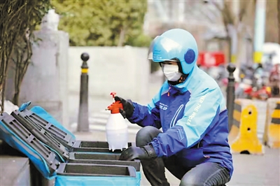 <p>　　外賣騎手每天上班前，都要給餐箱認真消毒。（圖片由餓了么平臺提供）</p>