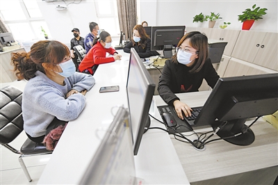 <p>　　近日，石嘴山市大武口區青山街道辦事處漢唐社區人社服務事項“就近辦”服務點，工作人員為居民辦理業務。　　　　　　　　　　　　　　　　　　　　　　　　　　　　　　　　　　　　　　　　　　　本報記者　馬楠　攝</p>