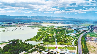 <p>　　從高空俯視，銀川花博園蜿蜒的水系在綠地間縈繞，人與自然和諧共生。　　　　　　　　　　　　　　　　　　　　　　　　　　　　　　　　　本報記者　馬楠　攝</p>