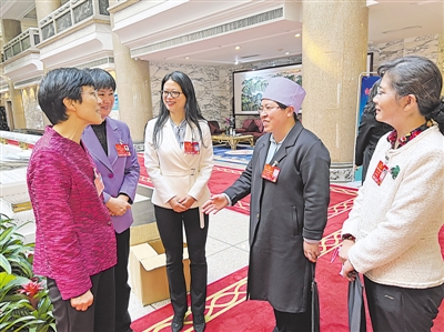 <p>　　3月8日，寧夏代表團與浙江代表團的女代表相互交流，互致節日祝福。</p>