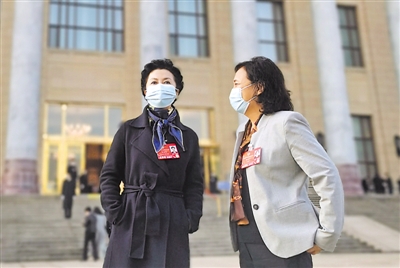 <p>　　全國政協委員戴秀英（左）、趙慶豐討論發言材料。</p><p>　　本報通訊員　邵劍　攝</p>