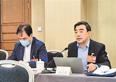 <p>　　全國政協十三屆五次會議小組討論中，全國政協委員馬宗保（右）發言?！　　　　　　　　　　　　　　　　　　”緢笸ㄓ崋T　邵劍　攝</p>