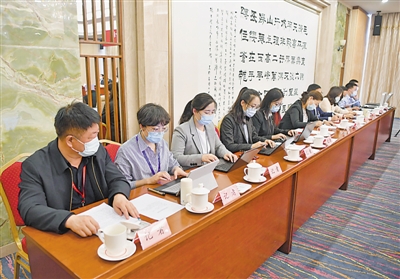 <p>　　寧夏代表團隨團工作人員高效率完成各項工作任務。</p>